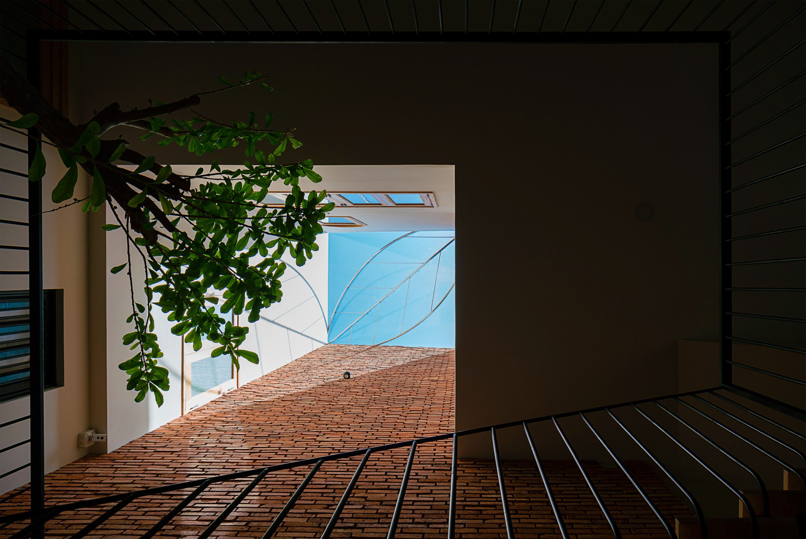 thong gio trong gieng troi