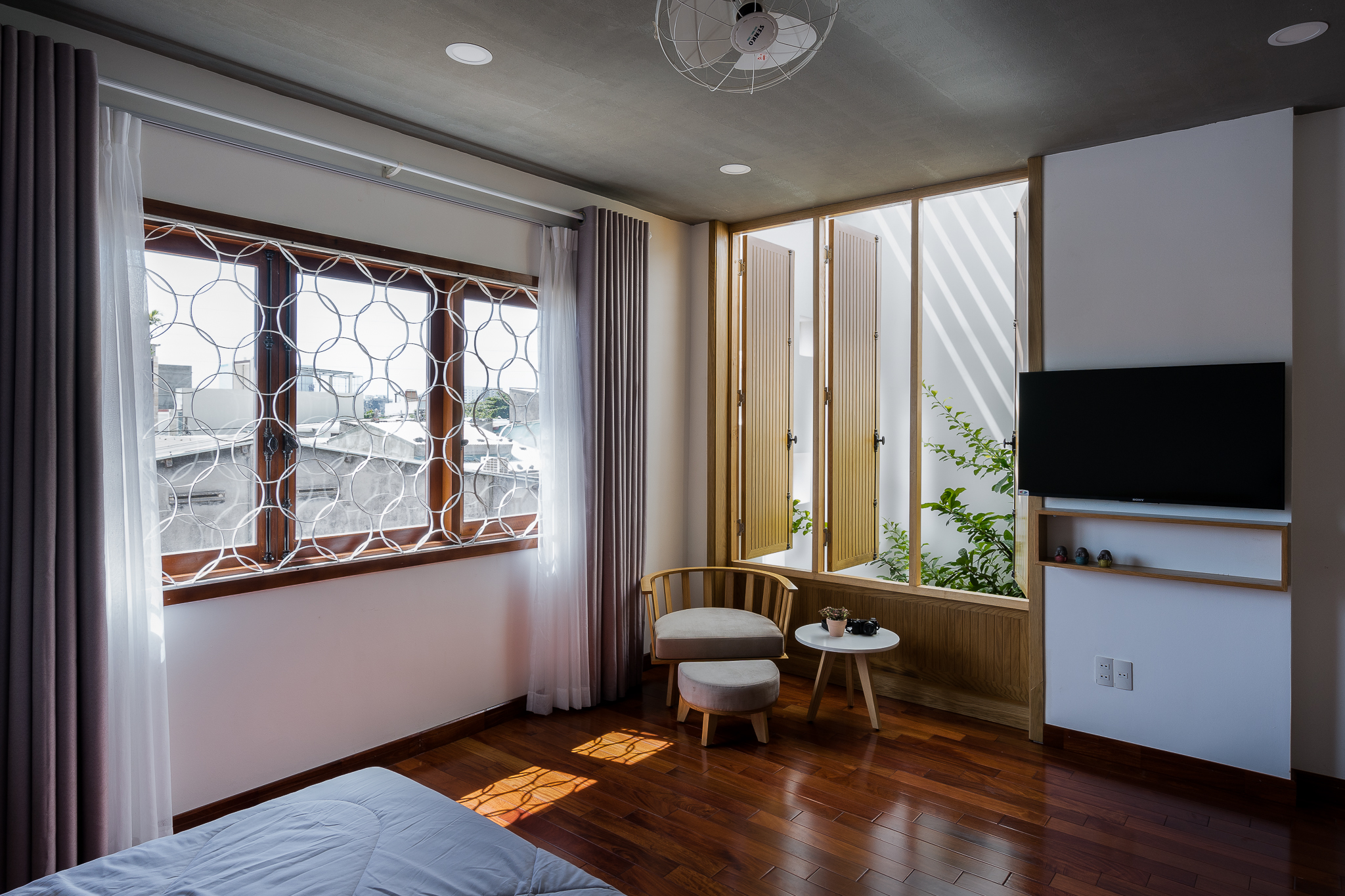 cửa sổ kính ở bên trong phòng ngủ